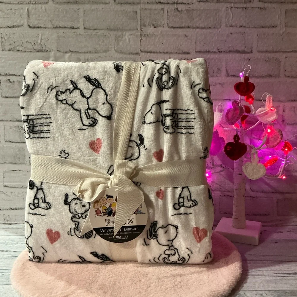 Peanuts VelvetSoft Full/Queen Size Snoopy Poses & Paws Valentines Day Blanket